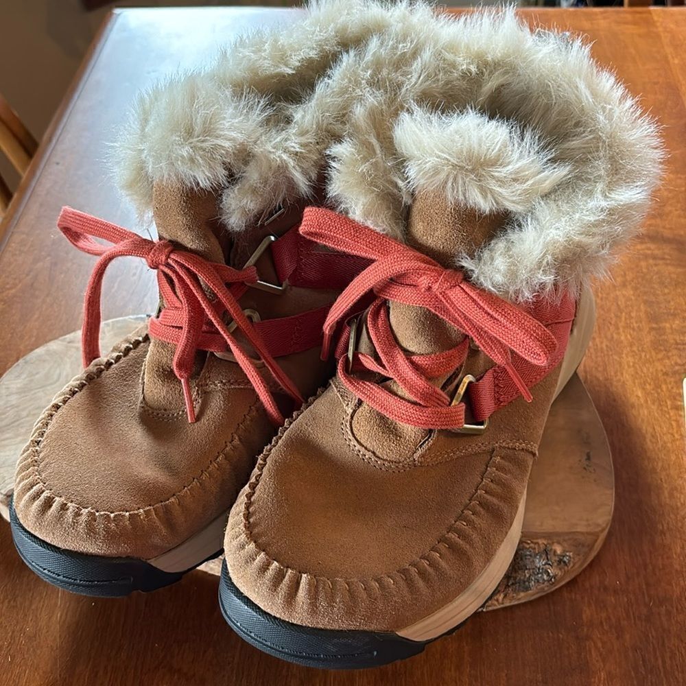 NEW. Womens Columbia Maragal Mid Waterproof Boot - 7.5